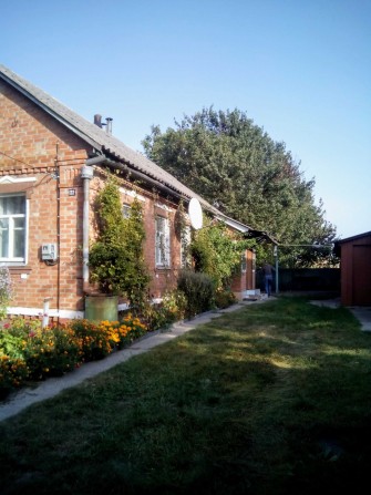 Продам добротный дом (70м2)с земельным участком в пригороде Ромны. - фото 1
