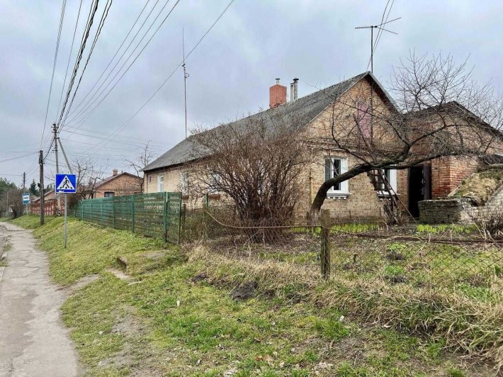 Продам частину цегляного будинку в Луцьку з фасадною ділянкою! - фото 1