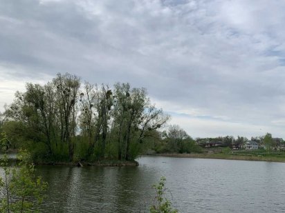 Продаж земельної ділянки біля озера у м. Гостомель.