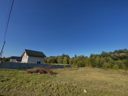 Рівна Ділянка Правильної Форми з Багаторічними Деревами Гостомель