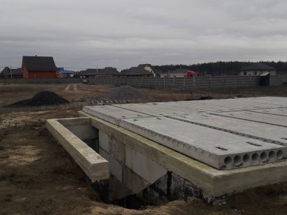 Продаються дві земельні ділянки з фундаментом Сарни