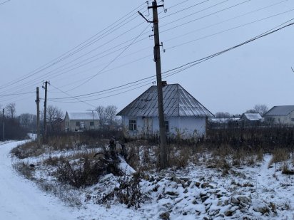 Земельна ділянка 43 соток з стареньким будинком. Хотин