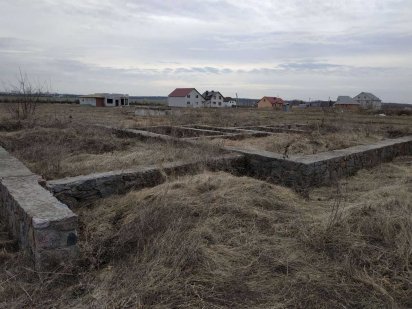 Продам земельный участок с фундаментом и документами. Умань