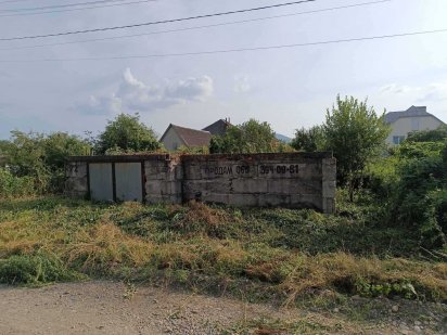 Приватизована земельна ділянка з цокольним фундаментом Хуст