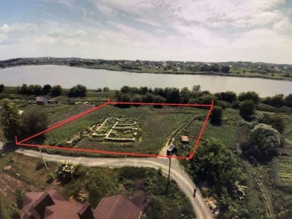 Земля біля озера Хмельницький