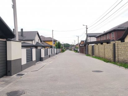 ВійськБуд. Ділянка під будівництво на заселеній вулиці.