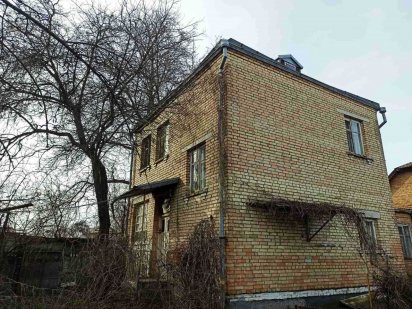 Земельна ділянка з будинком в центрі міста Вишневого.