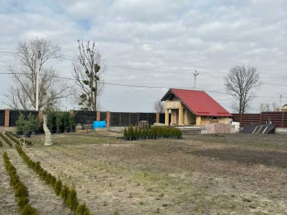 Фасадна ділянка 15 сот, всі комунікації, поряд ліс та річка. Фасад 50м