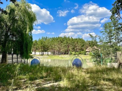 Продаж ділянки у заповідному лісі з озером. Буча