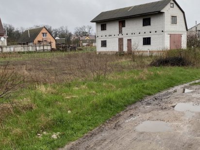 Земельна ділянка із сараєм