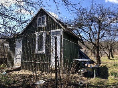 Земельна ділянка з дерев’яним одноповерховим будиночком Чернівці