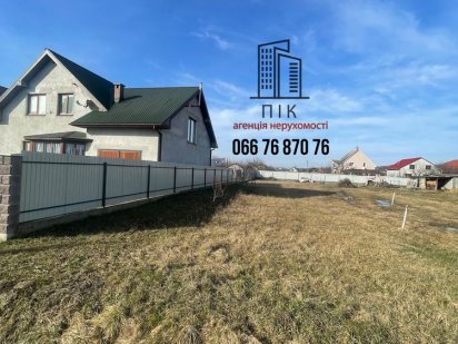 Участок в мкр-н Східний, поруч будинки, світло.