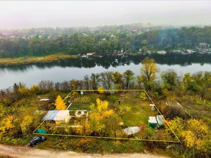 Участок на берегу залива