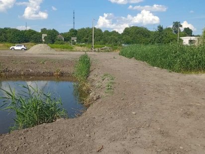 Продам участок с озером 20 соток рядом с инфраструктурой Левобережный Днепр