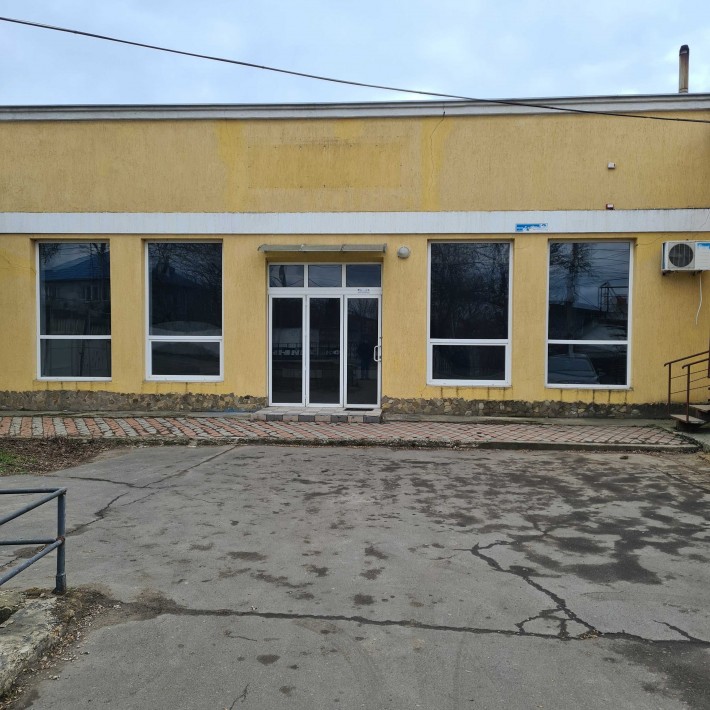 Продам фасадное торговое помещение в Черноморске на Садовой - фото 1