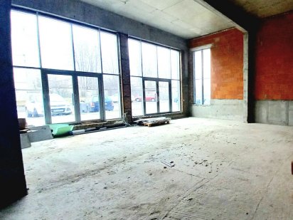 Продам фасадне приміщення h = 5,5 м. Рівне