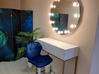 Место бровиста, визажиста, мастера наращивания волос