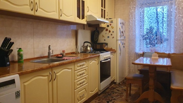 Трикімнатна квартира на Металургів з кухнею 9.6 м2 - фото 1