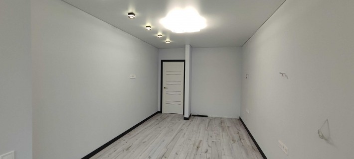 Продається простора двох кімнатна квартира в новобудові з євроремонтом - фото 1