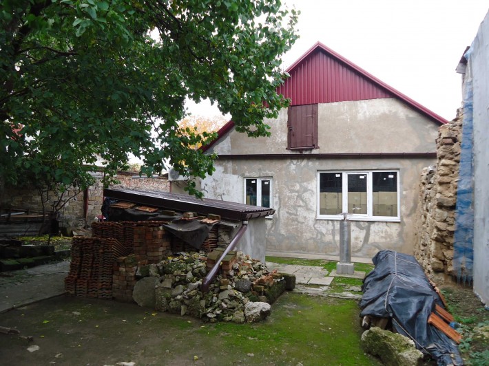 дом под реконструкцию,рядом парк Петровского,остановка,школа. - фото 1