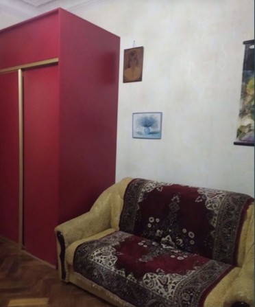 СРОЧНО просторная комната Украинский театр  свободна диван и 2 кресла - фото 1
