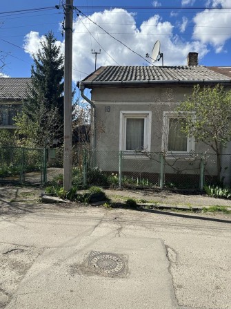 Продам половину будинку з земельною ділянкою в центрі  вул Бандери - фото 1