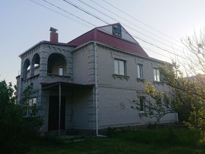 Продам цегляний будинок в центрі села Шкарівка.