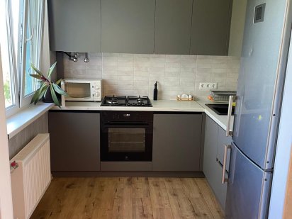 Оренда двокімнатної зі свіжим євроремонтом,новими меблями та технікою.