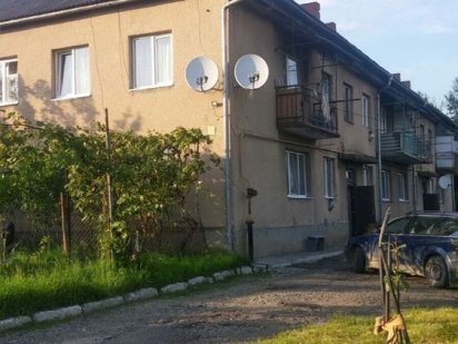 Двох кімнатна квартира, індивідуальне опалення, сарай, підвал,двір. Хуст