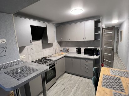 Квартира 2-х кімнатна, біля басейнів. Берегове