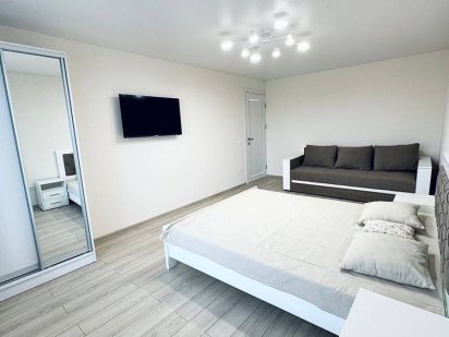 Подобова оренда сучасної 2-ох кімнатної квартири навпроти басейну Берегове