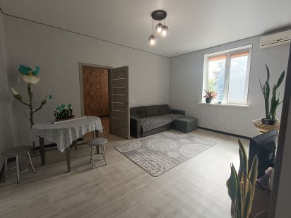 Посуточно двух комнатная квартира Центр Каменское