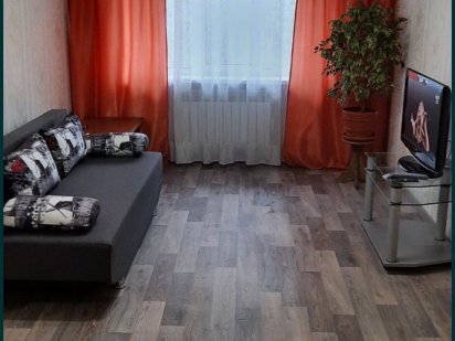 Посуточно 6 спальных мест. Район вокзалов ,центральный проспект. Каменское