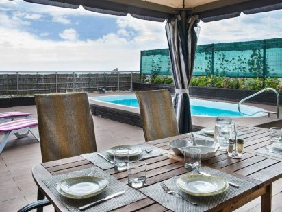 Свободно Сдам посуточно дом, бассейн 1 линия у моря, 2 пляжа Чорноморськ