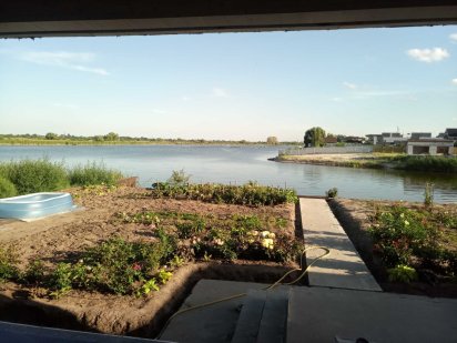 Осокорки. На березі озера.
Лазня на дровах, рибалка, тиша й природа. Київ