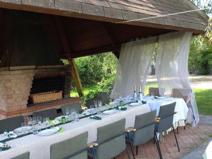 Альтанка з мангалом у річки в центрі