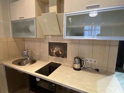 Посуточно почасово 1 комнатная квартира возле метро Харьков