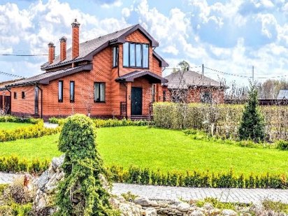 Сучасний будинок подобово з басейном та лазнею