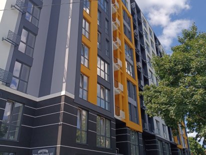 Комерція з виглядом на вул.Василя Стуса Нетішин