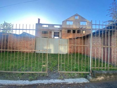 Недобудований проект,  земля у власності. Хороший фасад, при дорозі Хмельницкий