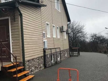 Продається  бізнес прим на 3 входи..Можливо під житло. і бізнес. Черновцы