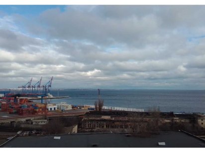 Майновий комплекс порт на березі Чорного моря Одеса 