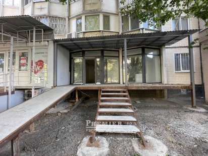 Продам коммерческое помещение. 101 кв. м Фасад.