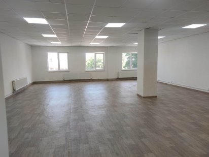 Продам офис на 2 этаже возле метро Дворец спорта Харьков