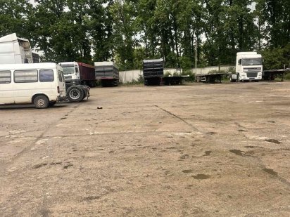 Здається в оренду огороджена тереторія 1 гектар з  приміщеннями 700 кв Умань