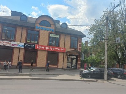 Центр міста фасад зупинка транспорта Умань