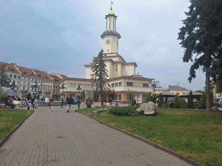 Оренда ексклюзивного приміщення в центрі Івано-Франківська пл. Ринок - фото 1