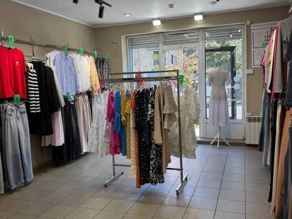 Фасадне приміщення поряд з Соборною площею Черновцы