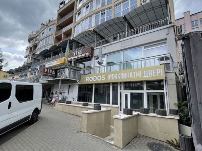 Здається в оренду фасадне приміщення, центр, паркова зона Черновцы