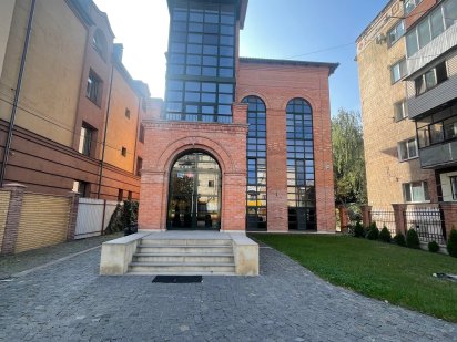 Офіс в фасадній будівлі на Київській Вінниця